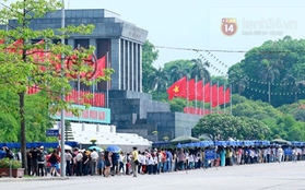 Hàng nghìn người xếp hàng vào viếng Lăng Chủ tịch Hồ Chí Minh nhân kỉ niệm Sinh nhật Người