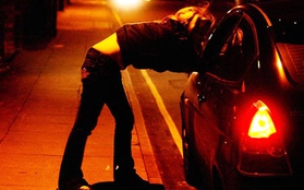 Dừng xe vì gái lạ đứng bên đường, tài xế mất cục tiền to