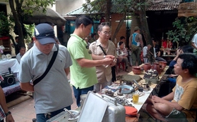 Săn hàng độc ở phiên chợ đồ cổ, đồ xưa đặc biệt giữa Hà Nội