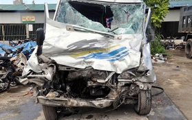 Xe khách đấu đầu ô tô tải, 25 người bị thương