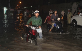 Mưa lớn, người Sài Gòn lại "bơi" trong nước bẩn