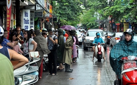 Tắc cả đường vì dòng người đội mưa xếp hàng mua bánh trung thu hot nhất Hà Nội