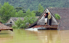 Lũ bao vây tứ phía, dân kêu cứu trên nóc nhà