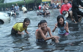 Mưa lớn, trẻ em Sài Gòn vui đùa giữa biển nước đen