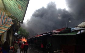 Cháy lớn tại chợ Nhà Xanh - "thiên đường mua sắm" của giới trẻ 