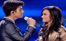 Cặp đôi Joe Jonas - Demi Lovato tình "củm" trên sân khấu "American Idol"