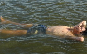 "Siêu nhân" Việt Nam nằm ngửa trên mặt nước ca vọng cổ