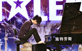 Chàng trai Trung Quốc chơi piano bằng chân