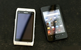 So sánh Nokia N8 và đại kình địch của iPhone 4