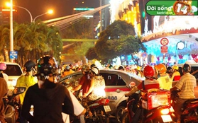 Chùm ảnh: Đêm Giáng sinh thú vị ở trung tâm Sài Gòn 