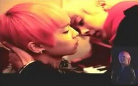 Hai thành viên nam Teen Top nhái cảnh “kiss” trong “Secret Garden”