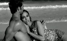 Phát hiện J. Lo tình tứ với “phi công trẻ” bên bãi biển