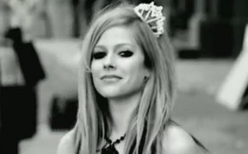 Avril Lavigne hóa thân thành thiên sứ nụ cười 