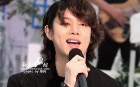 Fan ngượng vì được Heechul nắm tay và hát tặng