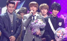 Super Junior (lại) hí hửng ôm cúp trên Music Bank