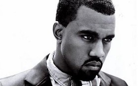 Kanye West trượt chân ngã sóng soài khi đang rap 