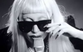 Gaga “thoát y” trong clip quảng bá VMAs 2011