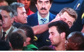 Clip: Mourinho đạp Fabregas và bị… ăn tát