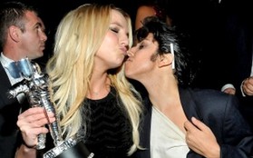 VMAs 2011: Gaga muốn "kiss" khi trao giải Nghệ sĩ tiên phong cho Britney