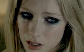 Avril Lavigne nước mắt ngắn dài vì nhớ người yêu 