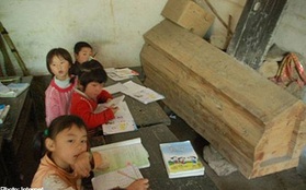 Trung Quốc: Học trò nghèo dùng quan tài làm ghế rúng động cộng đồng
