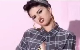 Selena bất ngờ phanh áo khoe... nội y