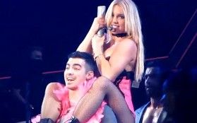 Britney nhảy sexy chiêu đãi... Joe Jonas 