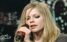 Avril Lavigne biểu diễn “Wish You Were Here” cực tâm trạng