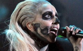 Gaga hóa thây ma ghê rợn và sexy trên sân khấu 