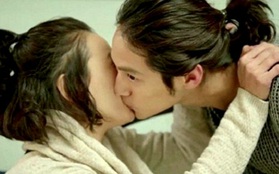 "Thiên thần" Kim Bum "khóa môi" với gái lạ 
