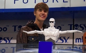 Justin Bieber hào hứng chơi đùa với robot Việt Nam