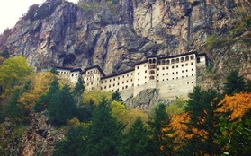 Huyền bí tu viện cheo leo vách núi ở Thổ Nhĩ Kỳ