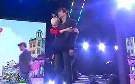 Nữ nghệ sỹ "tranh thủ" ôm ấp Lee Joon (MBLAQ) trên sân khấu