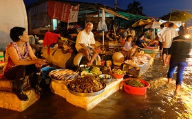 Người Sài Gòn "lội sông" đi chợ vì triều cường