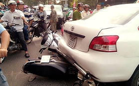 TP.HCM: Taxi cuốn xe máy vào gầm, 3 người bị thương nặng