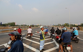 Người Sài Gòn loay hoay trong ngày đầu thông xe nút giao đường cao tốc