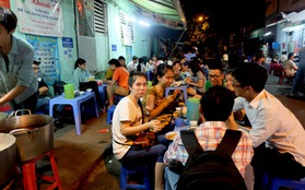 Mâm chè 16 chén ở Sài Gòn thu hút hàng trăm tín đồ ẩm thực mỗi đêm