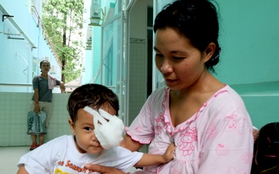 Người mẹ nghèo đau đớn nhìn con gái 1 tuổi bị mù mắt vì khối u quái ác
