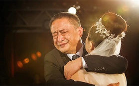 Chùm ảnh lay động trái tim: Những người bố khóc trong ngày cưới của con gái