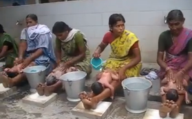 Clip tắm cho bé sơ sinh ở Ấn Độ hút hơn 33 triệu lượt xem, gây tranh cãi khắp thế giới