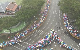 Người dân Singapore đội mưa tiễn cố Thủ tướng về nơi an nghỉ cuối cùng