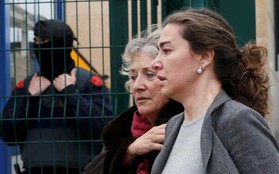 Chùm ảnh: Các thân nhân bàng hoàng chờ tin chuyến bay rơi tại Pháp