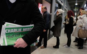 Tập thể nhân viên Charlie Hebdo rạn nứt vì tiền bạc