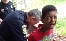 Mỹ: Cậu bé 10 tuổi bị cảnh sát bắt giữ vì tội... không nghe lời