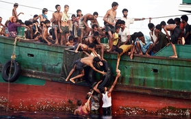 Những hình ảnh xúc động trên "con thuyền không tổ quốc" của người tị nạn Myanmar