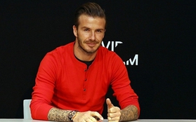 Beckham diện đồ đỏ chót ở buổi lễ ký tặng fan