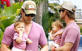 Bố con "thần Sấm" Chris Hemsworth ton sur ton ra bãi biển