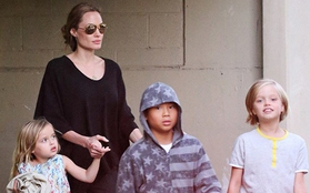 Angelina Jolie dắt các con đi chơi bowling