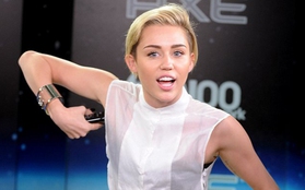 Miley Cyrus thản nhiên lăn nách trên truyền hình