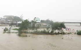 Sóng 3-4m quật liên hồi vào bờ ở Huế, Quảng Bình